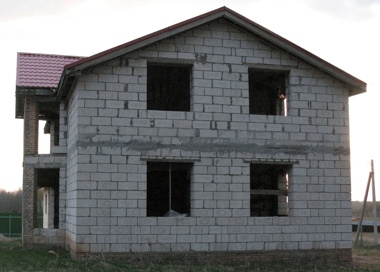 Будівництво котеджу з газоблоку: переваги та недоліки