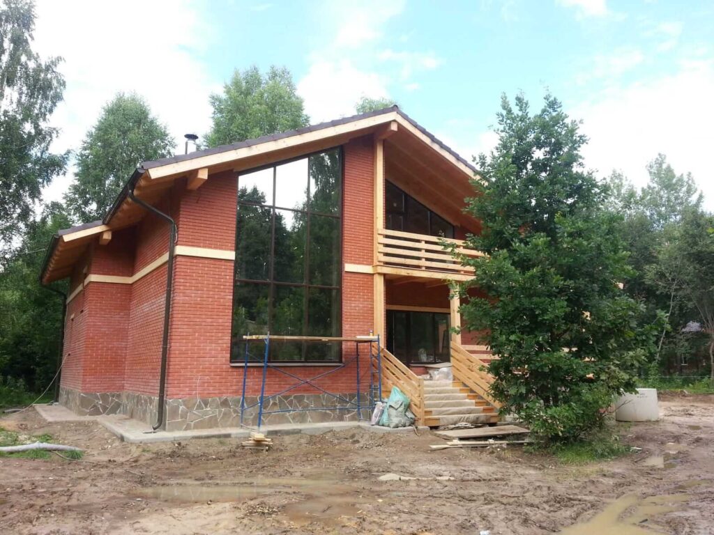 Будівництво котеджу з цегли: переваги та недоліки